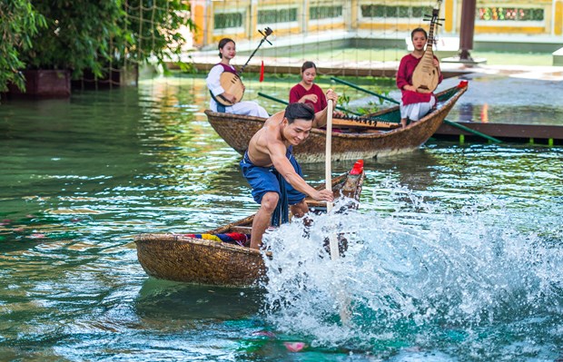 Kỳ nghỉ vàng 304 Giá vé máy bay tăng cao khách sạn kín chỗ