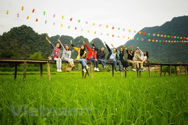 Kỳ nghỉ vàng 304 Giá vé máy bay tăng cao khách sạn kín chỗ