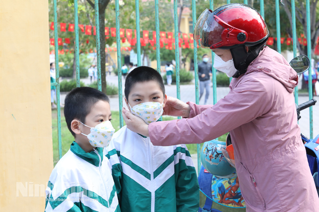 Học sinh Tiểu học trở lại trường