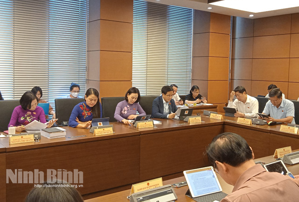Kỳ họp thứ ba Quốc hội khóa XV Đại biểu Quốc hội tỉnh tham gia thảo luận về Chương trình xây dựng luật pháp lệnh và một số nội dung quan trọng khác