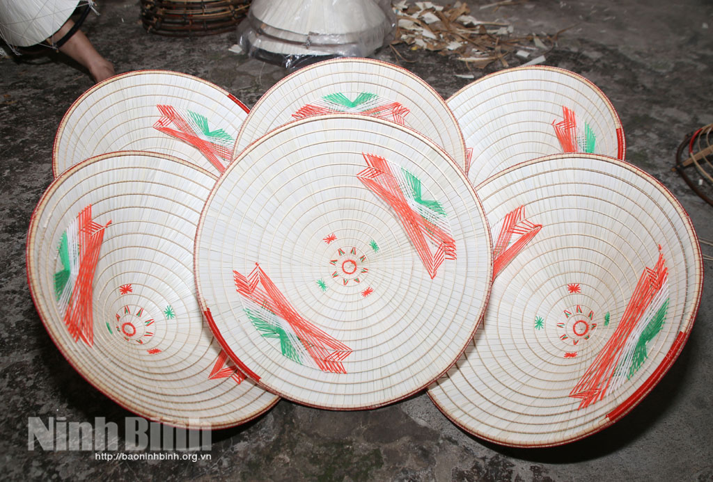 Gìn giữ nghề làm nón truyền thống ở Gia Vượng
