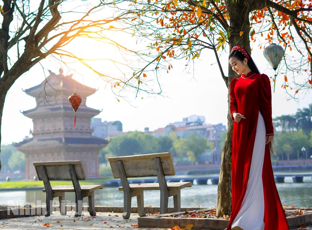 Á hậu 1 Hoa hậu Môi trường Việt Nam Hoàng Thị Hải Yến Truyền thông điệp du lịch xanh cho Ninh Bình