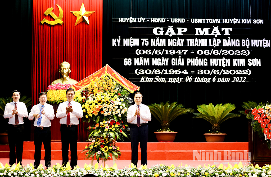 Gặp mặt kỷ niệm 75 năm Ngày thành lập Đảng bộ huyện Kim Sơn