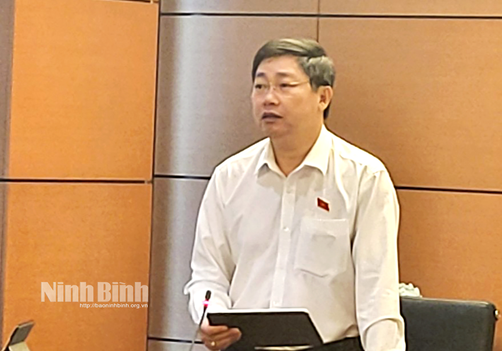 Kỳ họp thứ ba Quốc hội khóa XV Đại biểu Quốc hội tỉnh tham gia thảo luận về chủ trương đầu tư các công trình giao thông