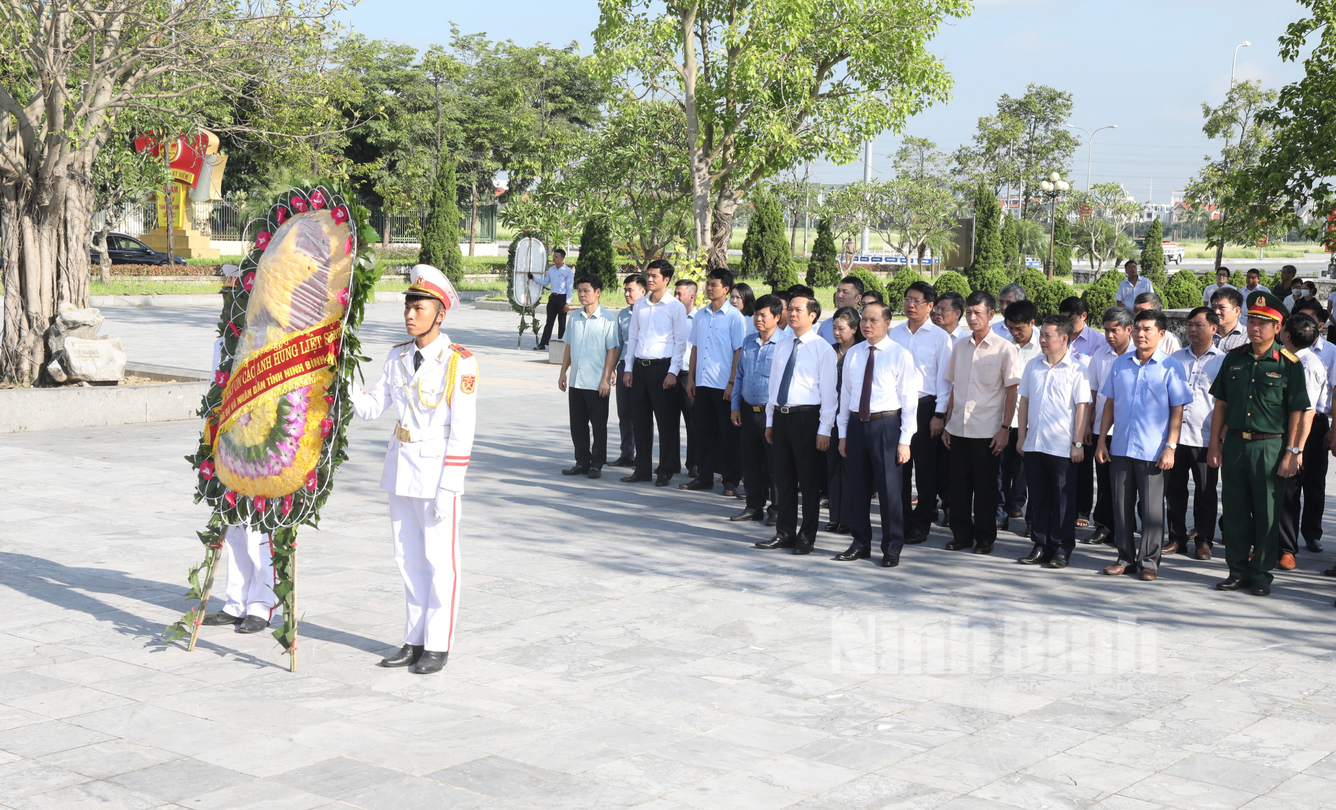 Các đồng chí lãnh đạo tỉnh dâng hương tưởng nhớ các Anh hùng liệt sỹ nhân kỷ niệm 75 năm Ngày Thương binh liệt sỹ
