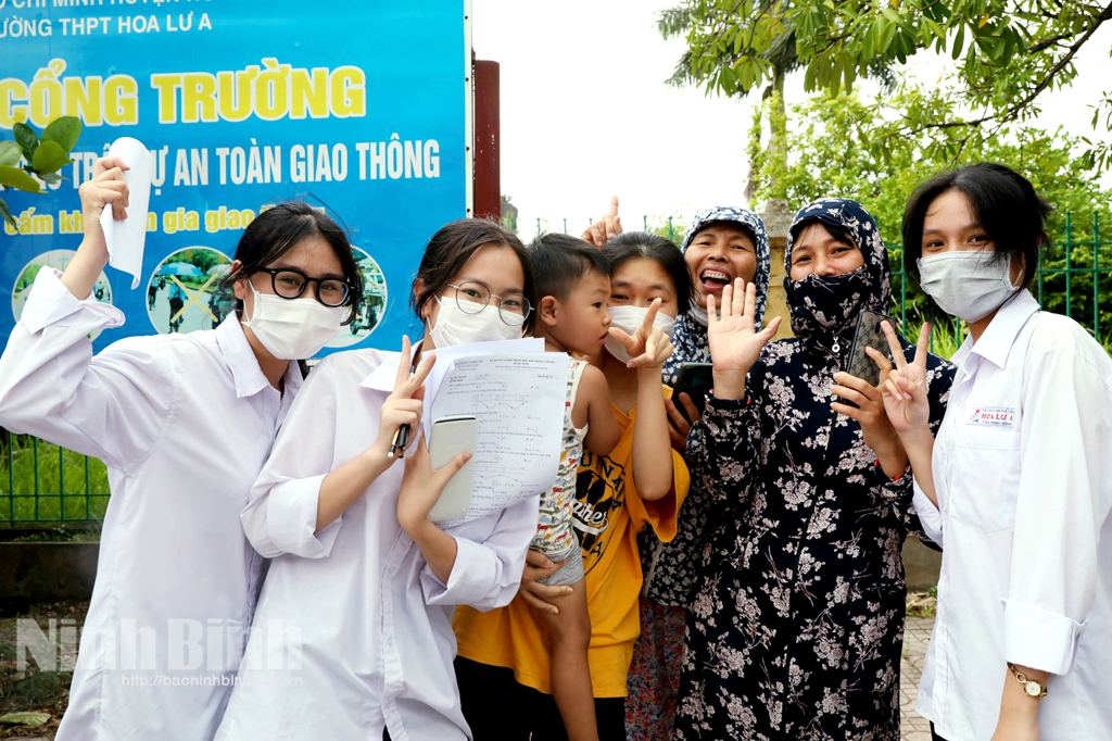 Thí sinh phấn khởi trong ngày đầu diễn ra kỳ thi tốt nghiệp THPT 2022