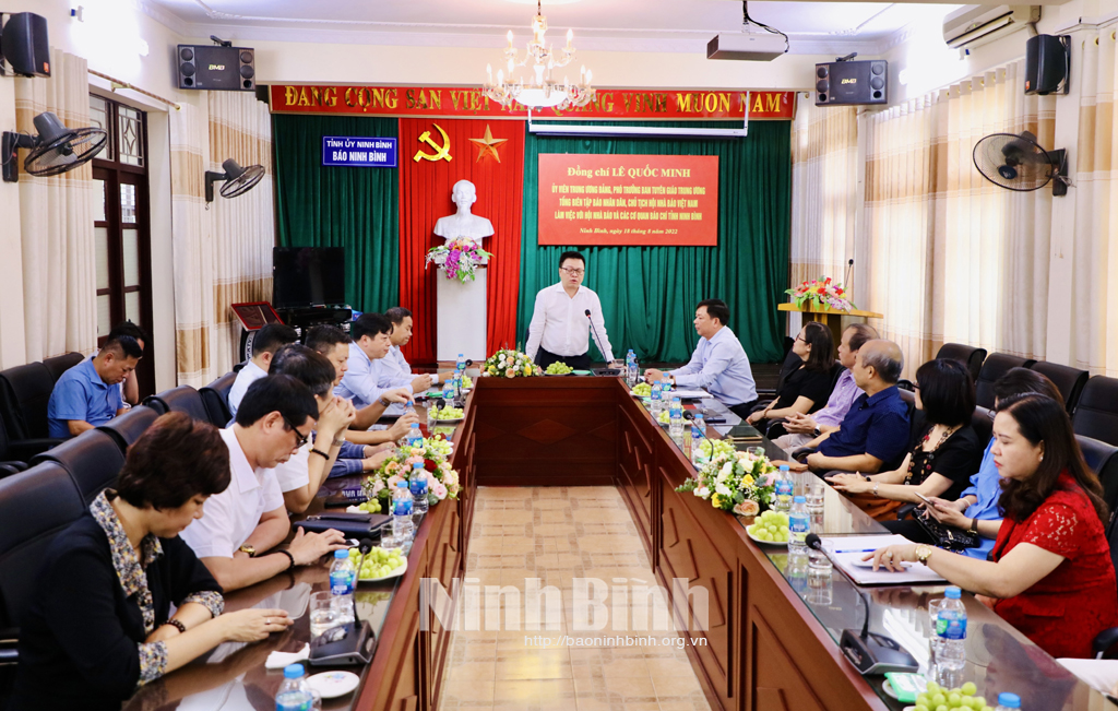 Ninh Binh signs communication cooperation programme with Nhan Dan Newspaper