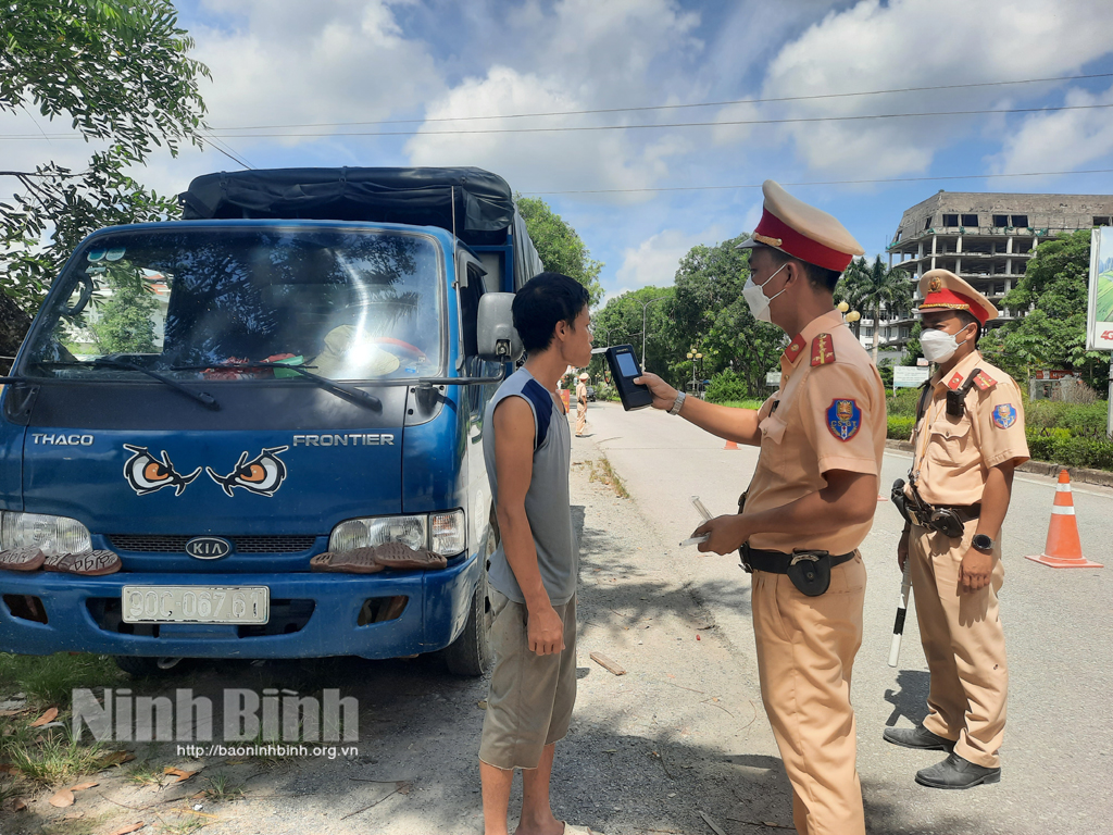 Công an huyện Hoa Lư đảm bảo an toàn giao thông tại các điểm du lịch dịp 29