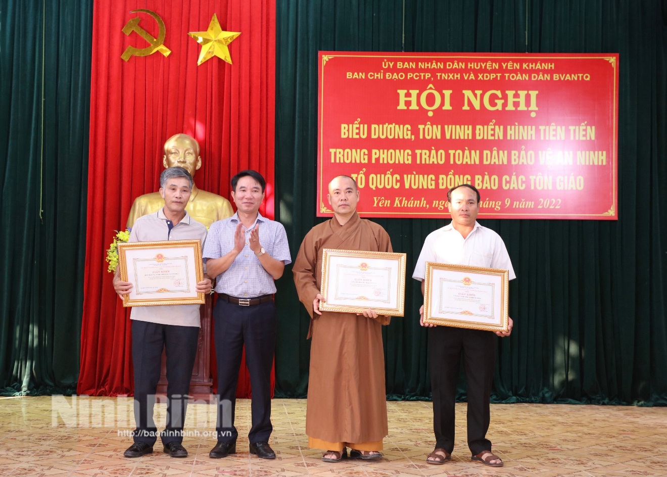 Yên Khánh biểu dương tôn vinh điển hình tiên tiến trong phong trào Toàn dân bảo vệ an ninh Tổ quốc vùng đồng bào các tôn giáo