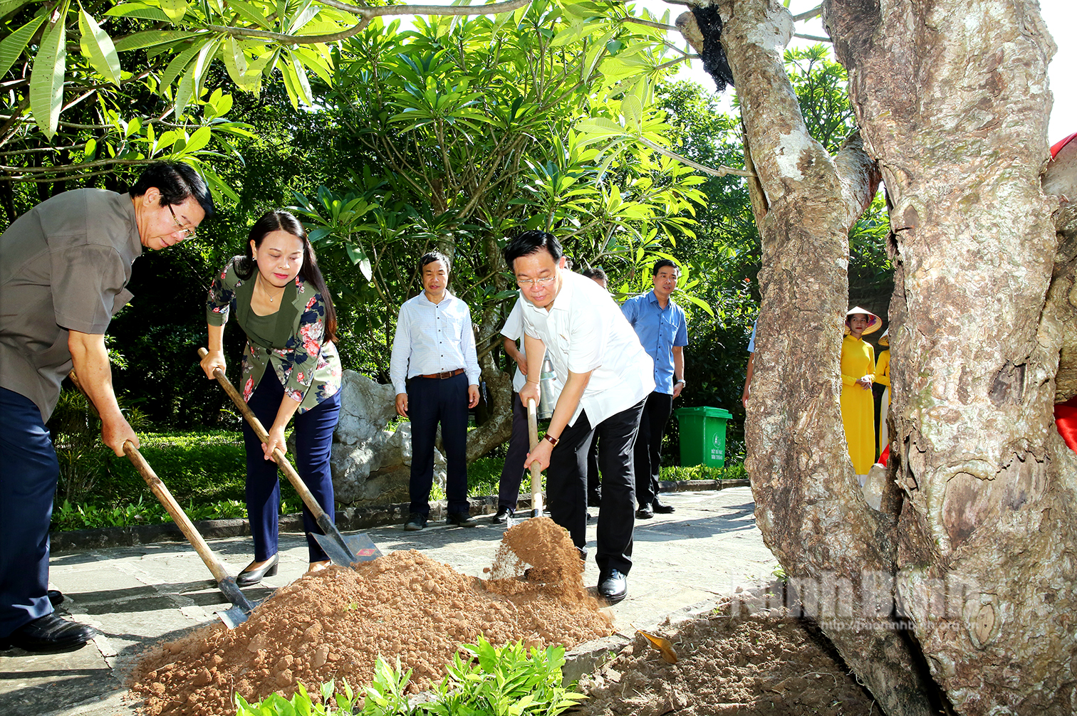 Đồng chí Chủ tịch Quốc hội tham quan Khu Du lịch sinh thái Tràng An