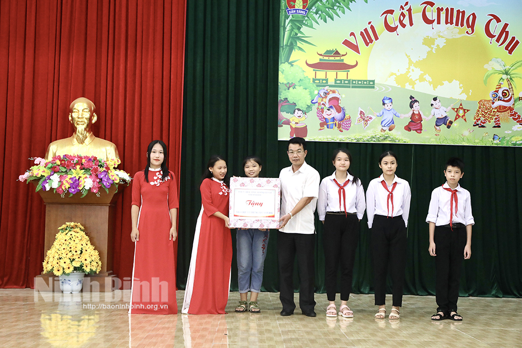 Các đồng chí lãnh đạo tỉnh thăm tặng quà trẻ em nhân dịp Tết Trung thu
