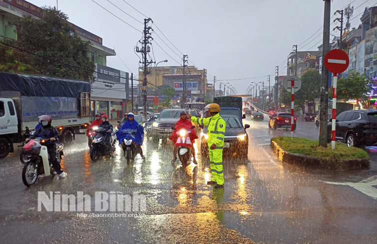 Mưa lớn nhiều tuyến đường ngập úng gây ùn tắc giao thông