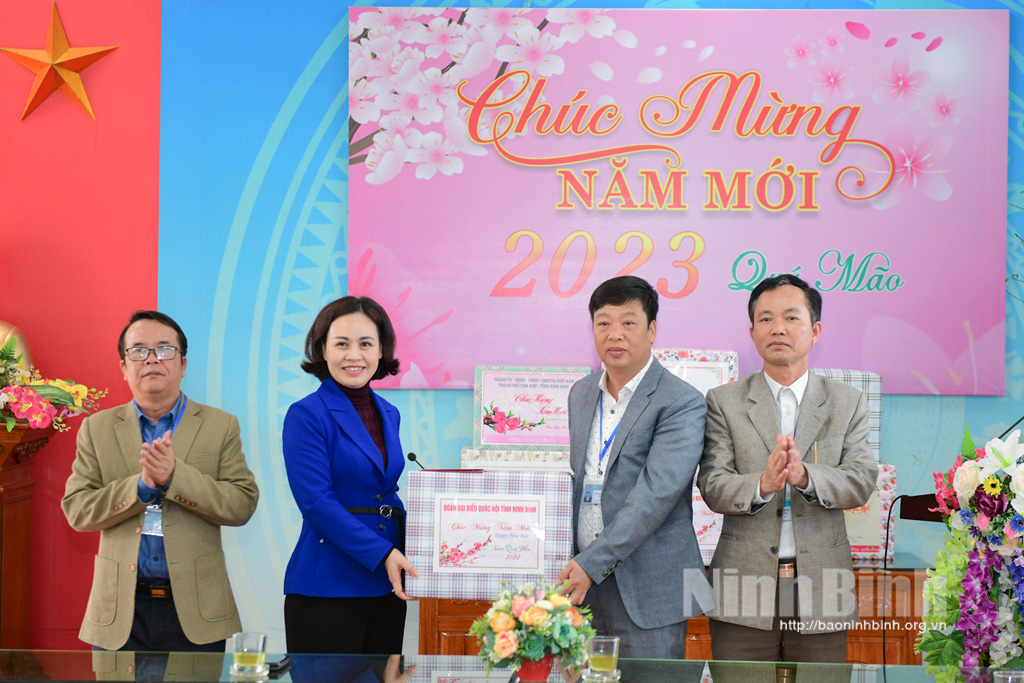 Đoàn Đại biểu Quốc hội tỉnh tặng quà Tết Nguyên đán Quý Mão 2023