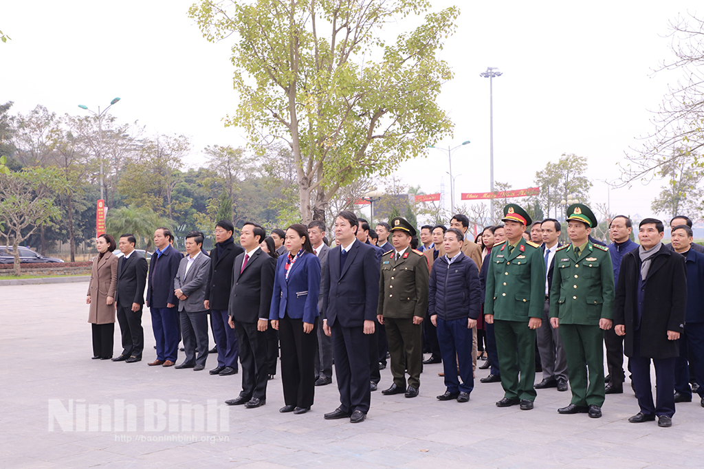 Đoàn đại biểu lãnh đạo tỉnh dâng hương nhân dịp Tết Nguyên đán Quý Mão năm 2023