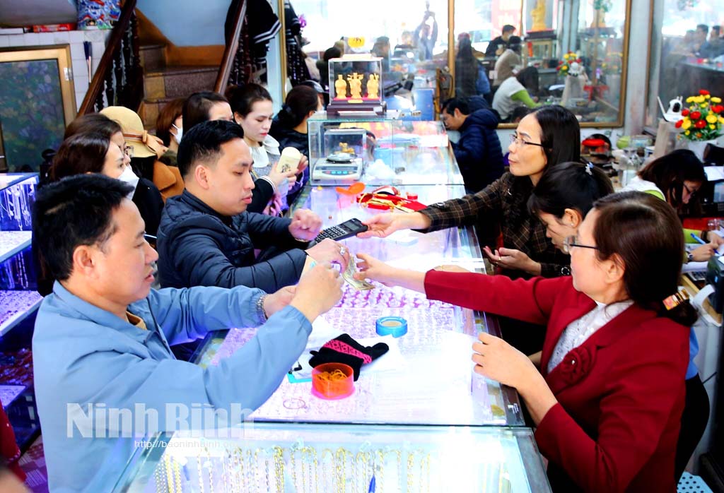 Nhộn nhịp ngày vía Thần tài