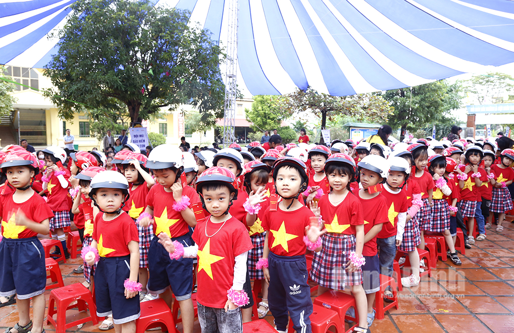 Trao tặng mũ bảo hiểm cho học sinh lớp 1 năm học 20232024