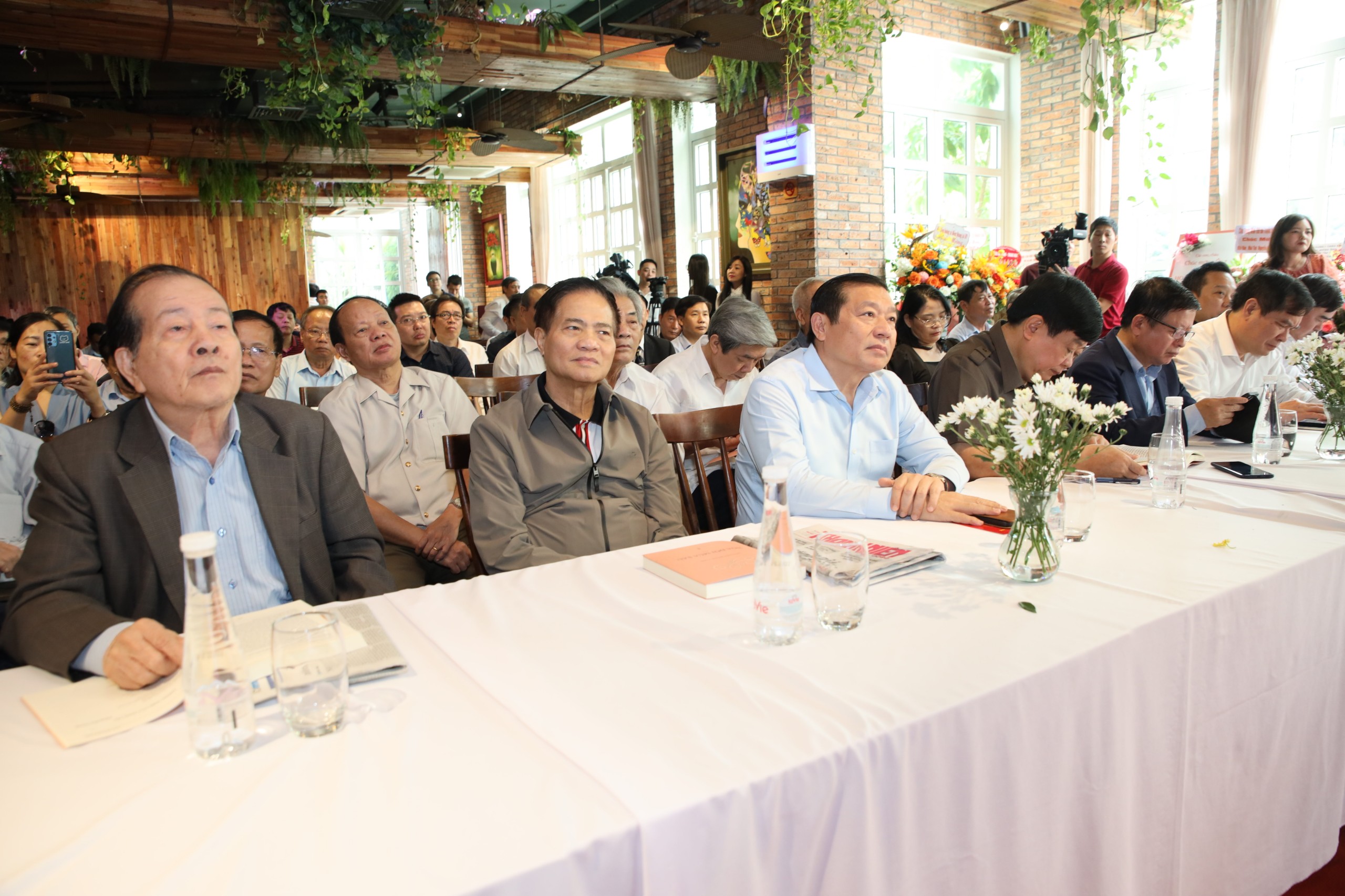 Ra mắt tập thơ Hoa đời mùa sau của nhà thơ Nguyễn Hồng Vinh