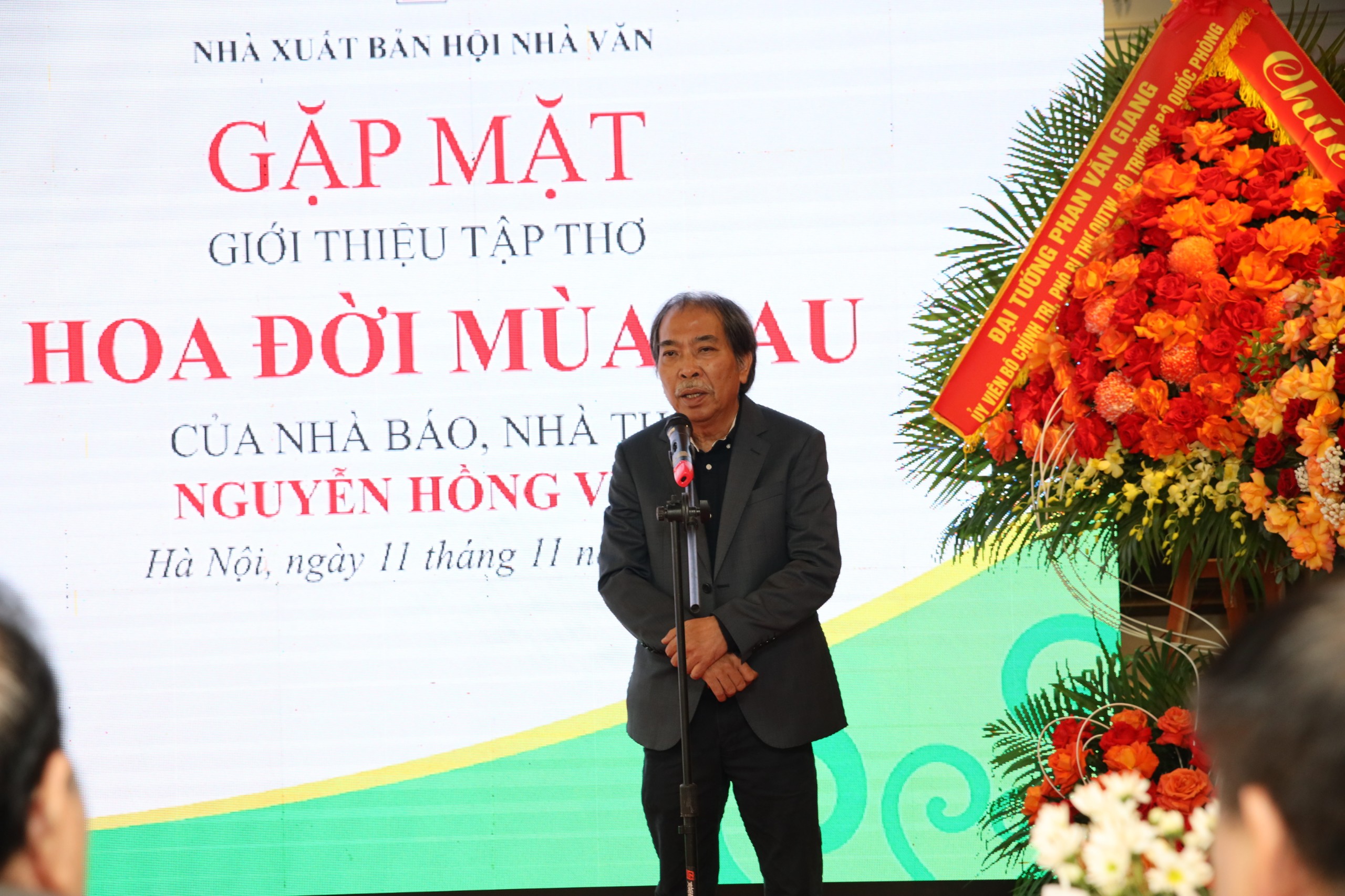 Ra mắt tập thơ Hoa đời mùa sau của nhà thơ Nguyễn Hồng Vinh