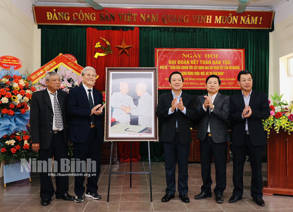 Các đồng chí lãnh đạo tỉnh dự Ngày hội Đại đoàn kết toàn dân tộc tại các khu dân cư