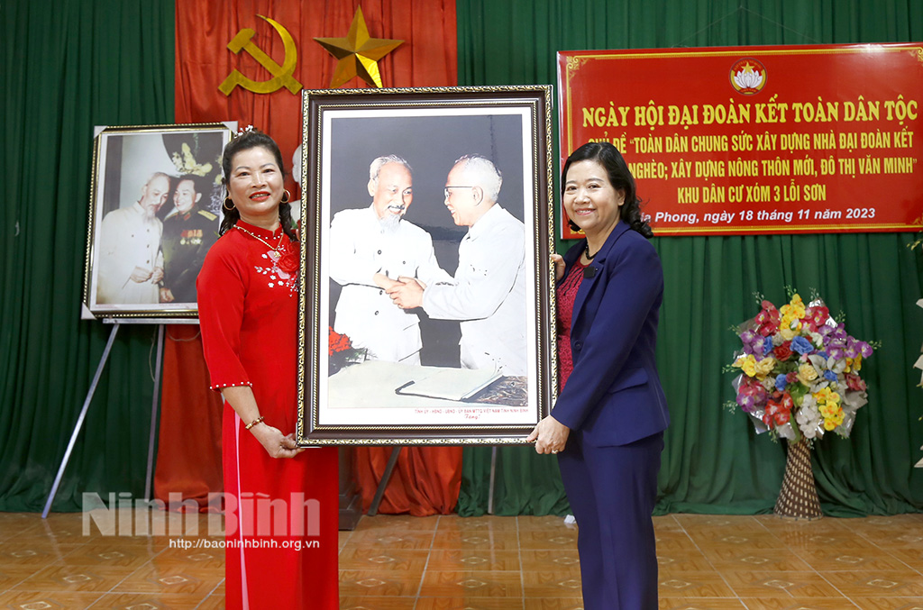 Các đồng chí lãnh đạo tỉnh dự Ngày hội Đại đoàn kết toàn dân tộc tại các khu dân cư