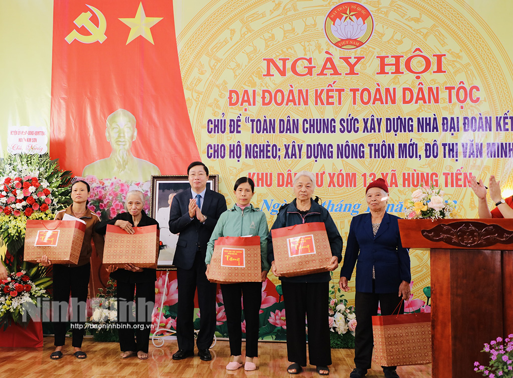 Các đồng chí lãnh đạo tỉnh dự Ngày hội Đại đoàn kết toàn dân tộc tại các khu dân cư