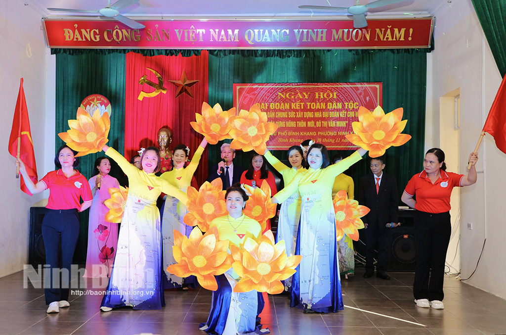 Các đồng chí lãnh đạo tỉnh dự Ngày hội Đại đoàn kết toàn dân tộc tại các khu dân cư