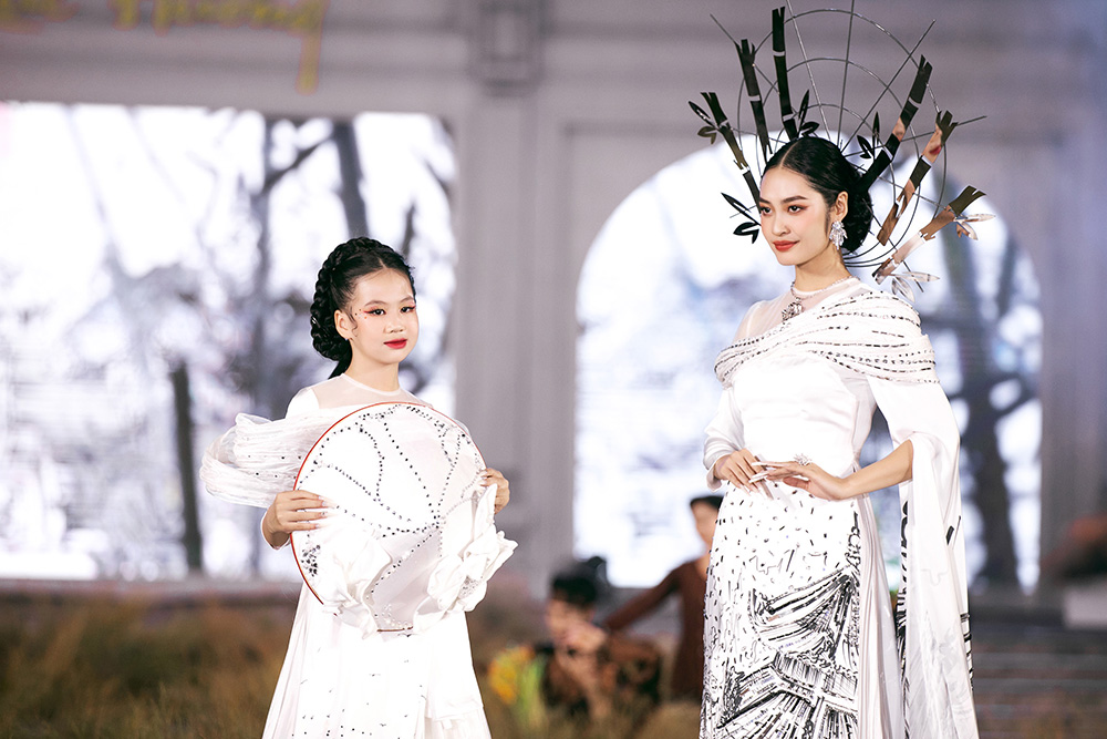 Vẽ vẻ đẹp quê hương trên tà áo dài