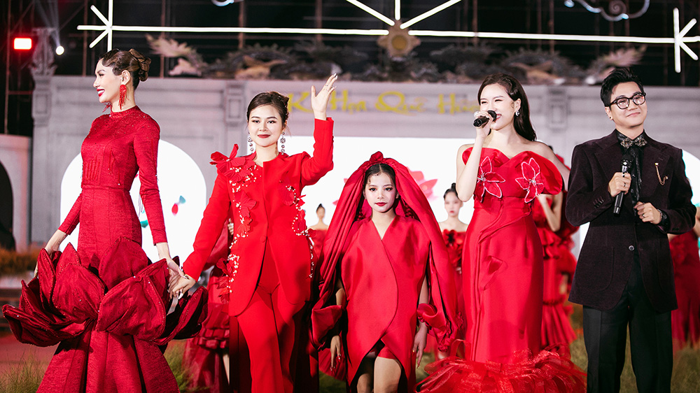 Vẽ vẻ đẹp quê hương trên tà áo dài