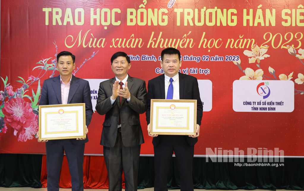 Chương trình trao học bổng Trương Hán Siêu Mùa xuân khuyến học năm 2023