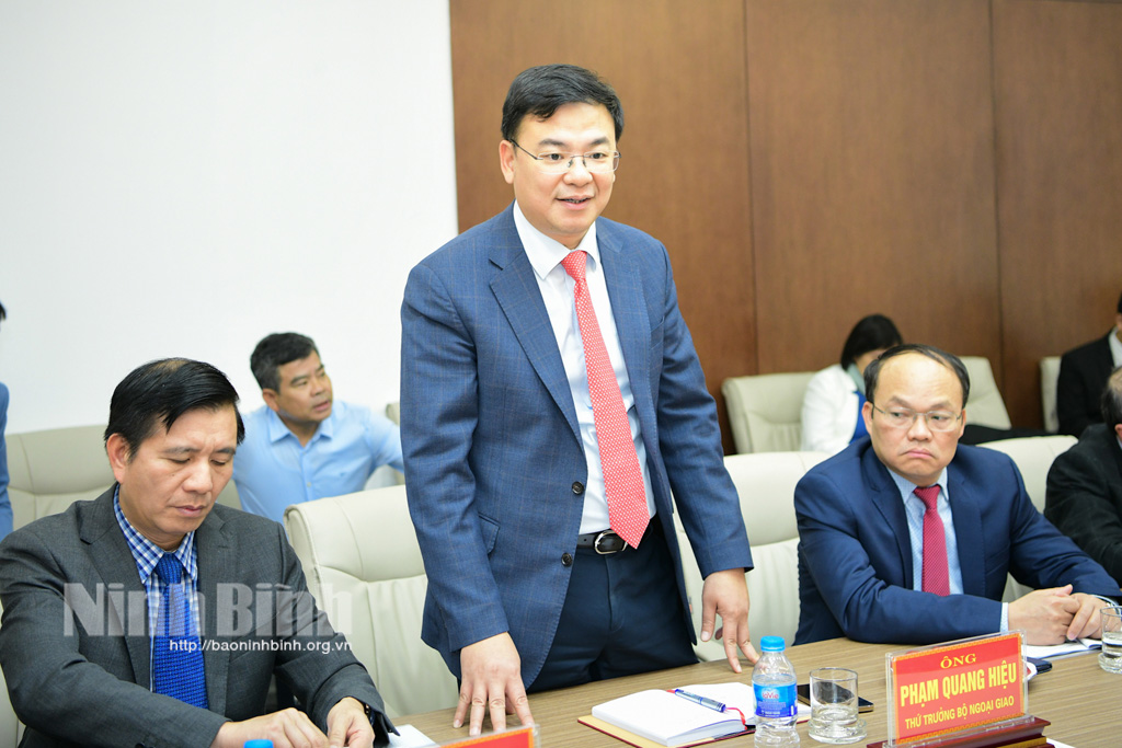 Đoàn công tác của Bộ Ngoại giao làm việc với Nhà máy Ô tô Hyundai Thành Công