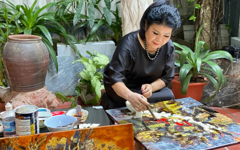 Hai nữ họa sĩ Văn Dương Thành và Julia Oh trong cuộc viễn du sắc màu
