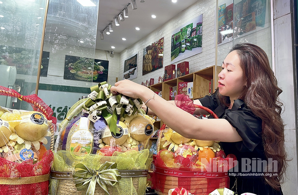 Hoa tươi tăng giá lẵng quả lên ngôi