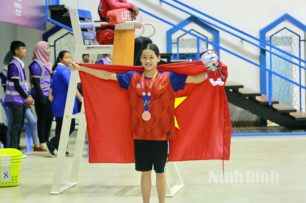 Tài năng trẻ môn bơi 14 tuổi Nguyễn Thúy Hiền và tấm huy chương đồng tại SEA Games 32