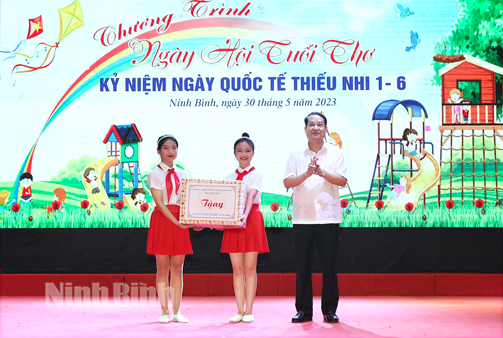 Các đồng chí lãnh đạo tỉnh thăm tặng quà nhân Ngày Quốc tế thiếu nhi 16