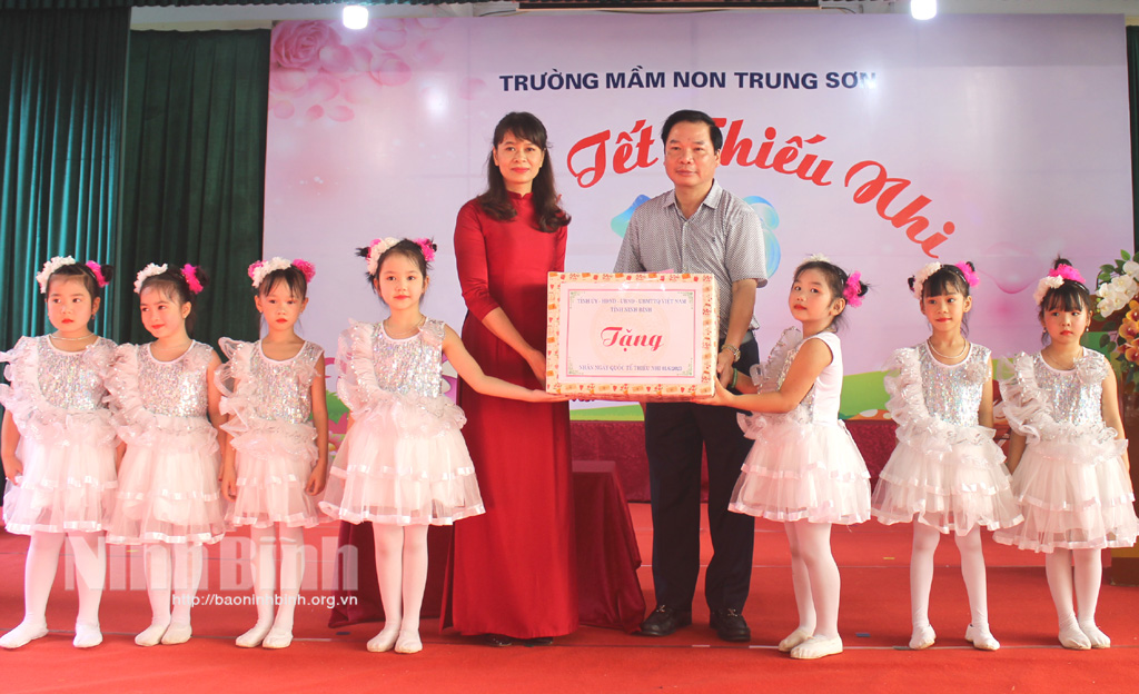 Thăm tặng quà các cháu Trường Mầm non Trung Sơn nhân dịp Tết thiếu nhi 16