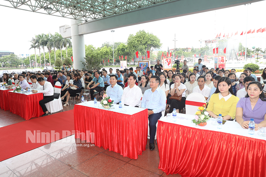 Khai mạc Triển lãm tranh cổ động toàn quốc tuyên truyền kỷ niệm 75 năm Ngày Chủ tịch Hồ Chí Minh ra Lời kêu gọi thi đua ái quốc
