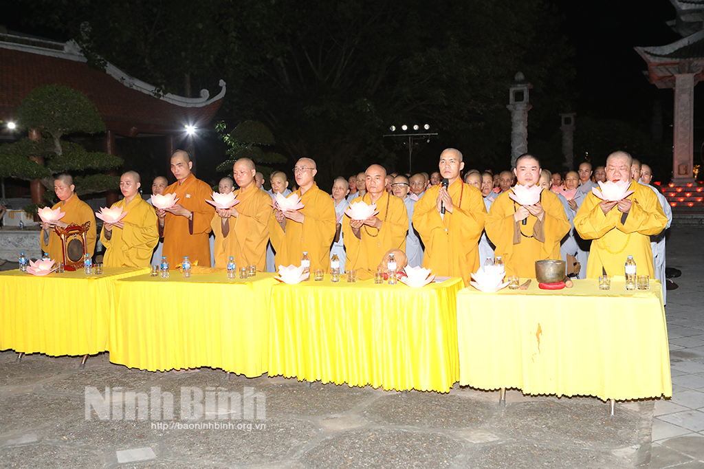 Lễ cầu siêu và thắp nến tri ân các Anh hùng liệt sỹ tại Đền thờ Liệt sỹ tỉnh Ninh Bình