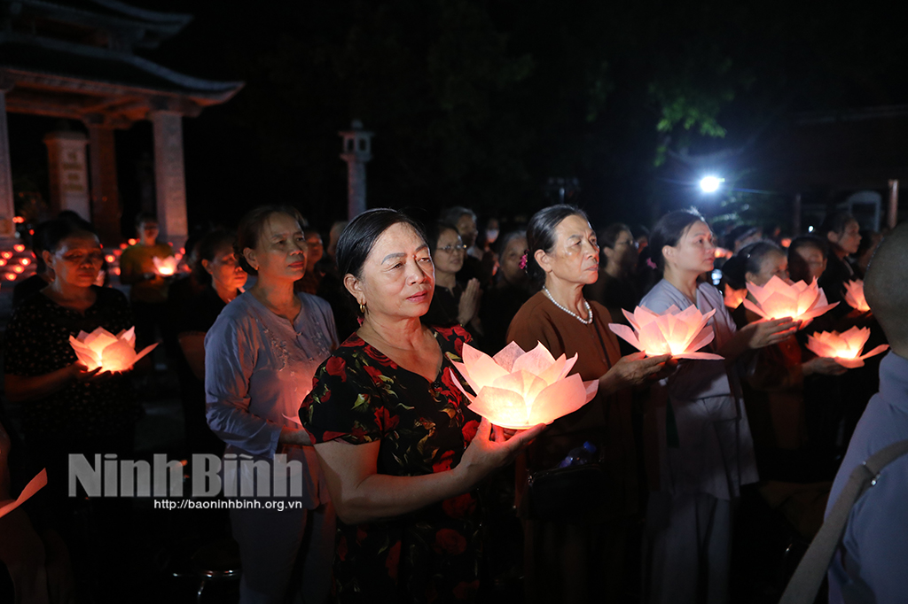 Lễ cầu siêu và thắp nến tri ân các Anh hùng liệt sỹ tại Đền thờ Liệt sỹ tỉnh Ninh Bình