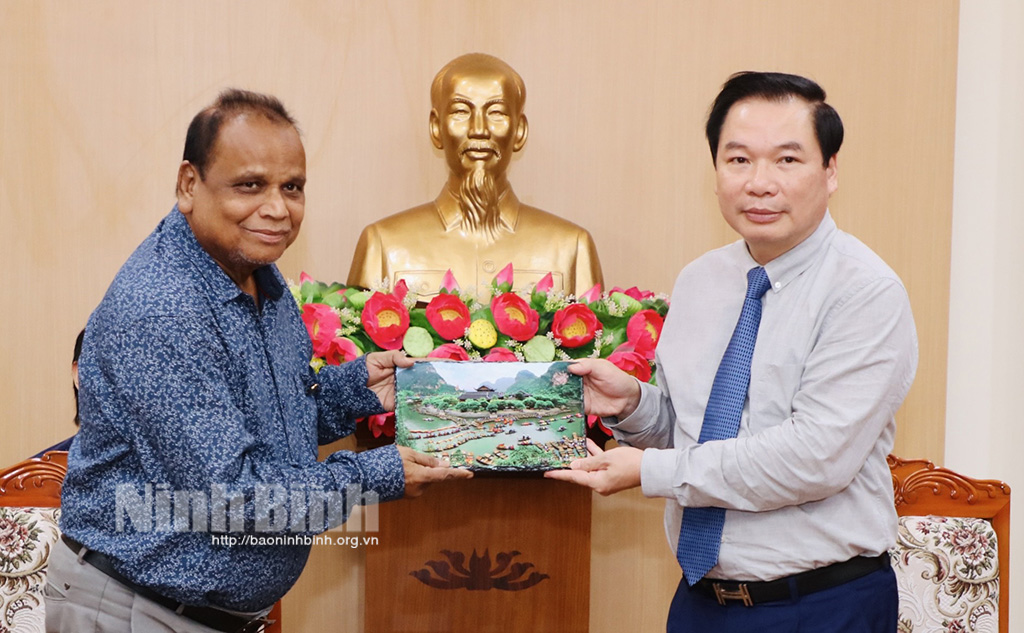Lãnh đạo tỉnh tiếp xã giao Đoàn công tác Hội Hữu nghị và Hợp tác văn hóa Ấn Độ
