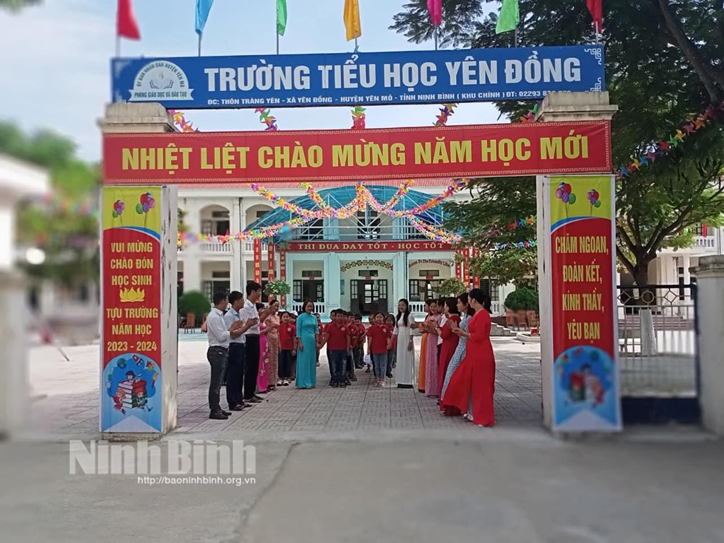Học sinh Ninh Bình tựu trường năm học mới