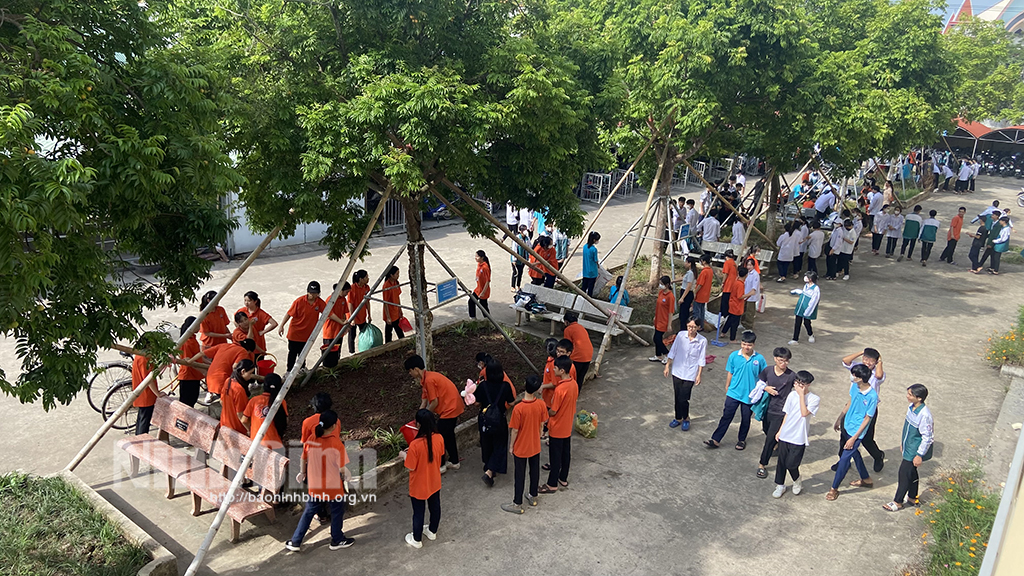 Học sinh Ninh Bình tựu trường năm học mới
