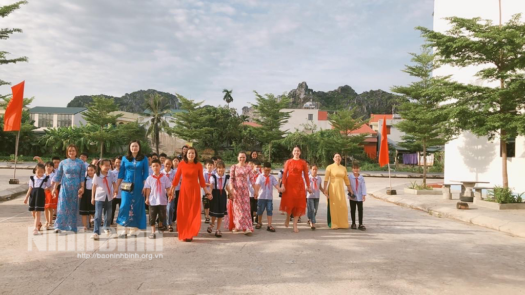 Học sinh Ninh Bình tựu trường năm học mới