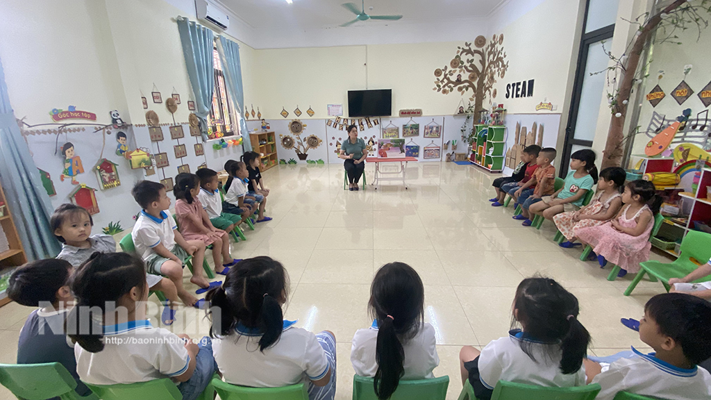 Học sinh Ninh Bình tựu trường năm học mới