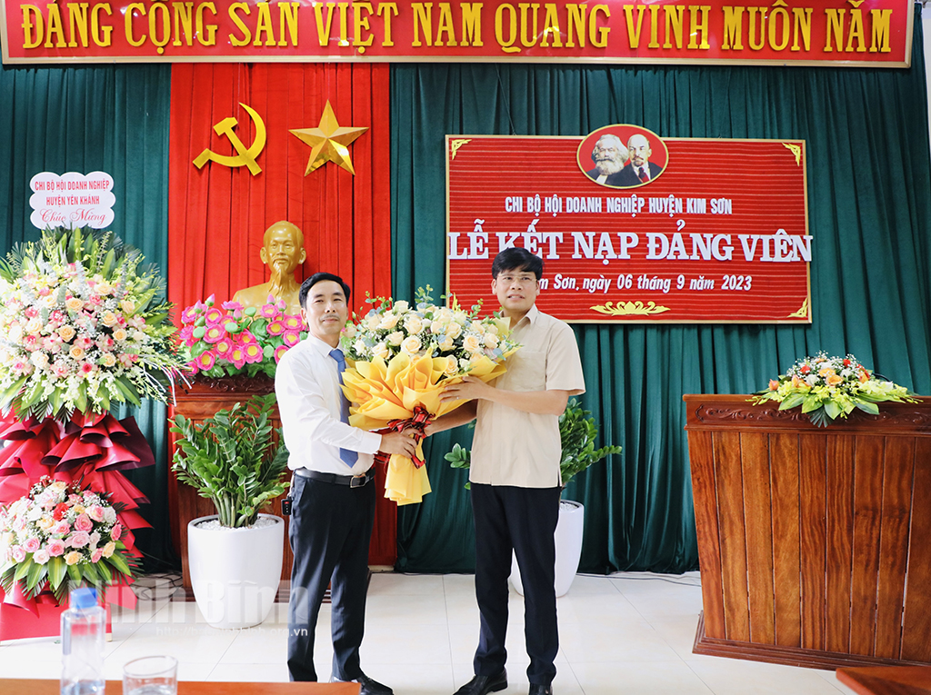 Chi bộ Hội Doanh nghiệp huyện Kim Sơn kết nạp đảng viên mới