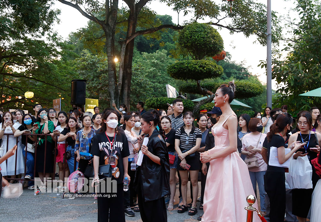Phố cổ Hoa Lư thất thủ trước giờ diễn ra Fashion show Tinh hoa Cố đô