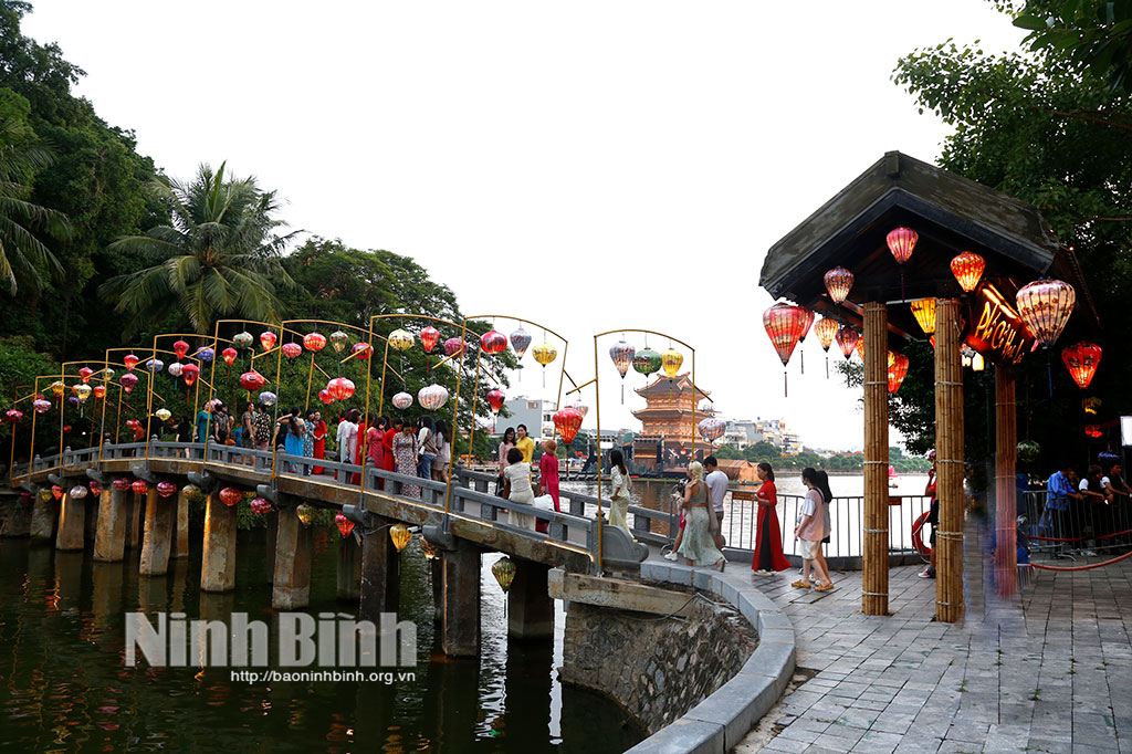 Phố cổ Hoa Lư thất thủ trước giờ diễn ra Fashion show Tinh hoa Cố đô