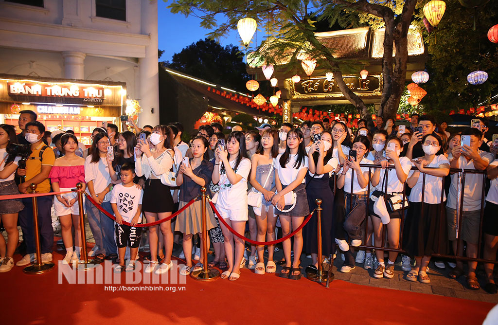 Phố cổ Hoa Lư thất thủ trước giờ diễn ra Fashion show Tinh hoa Cố đô
