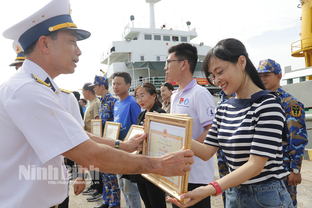 Bộ Tư lệnh Vùng 2 Hải quân kết thúc chuyến thăm chúc Tết các Nhà giàn DK1 và huyện Côn Đảo
