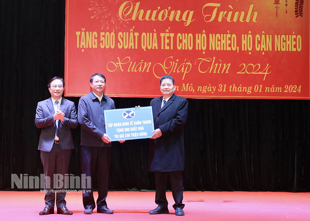 500 hộ nghèo hộ cận nghèo huyện Yên Mô được tặng quà Tết Nguyên đán 2024