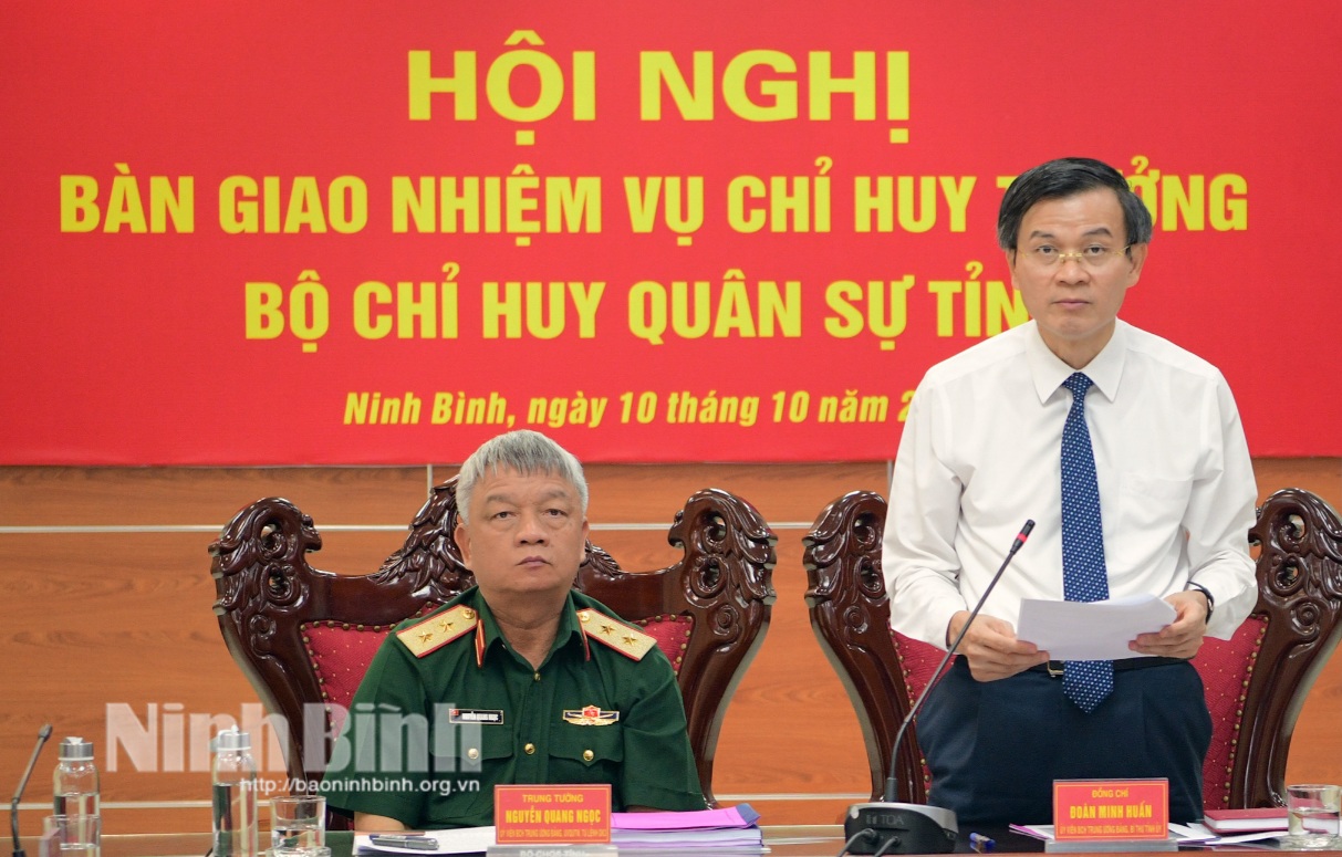 Bàn giao nhiệm vụ Chỉ huy Trưởng Bộ CHQS tỉnh